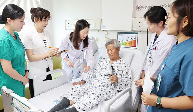 백지연 서울아산병원 노년내과 교수(왼쪽에서 세 번째)와 의료진이 고위험군 환자 선별을 위한 임상 허약 척도 검사(CFS)를 진행하며 중증 노년 환자의 근력을 측정하고 있다. /사진 제공=서울아산병원