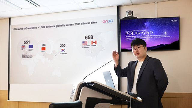분당서울대병원에서 열린 임상연구자 세미나에서 프레드킴 아리바이오 미국지사장이 AR1001 임상 3상 중간 경과를 설명하고 있다. /사진 제공=아리바이오