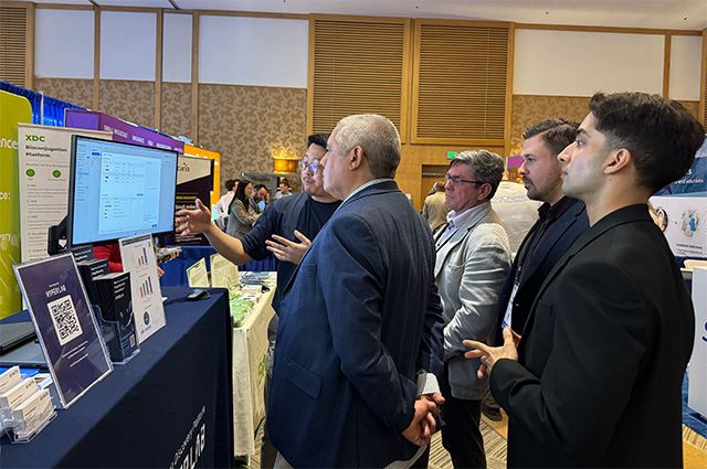 히츠 관계자가 미국 이모큘레스 관계자들에게 AI 신약개발 플랫폼 ‘하이퍼랩(HyperLab)’을 소개하고 있다. /사진 제공=히츠