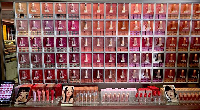 매장 내부에는 프루티 글램 틴트 50가지 컬러와 미니틴트 90가지 컬러를 포함해 총 399종의 립 제품이 전시돼 있다./사진=김경희