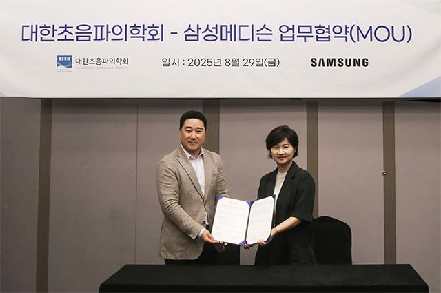 (왼쪽부터)삼성메디슨 유규태 대표, 대한초음파의학회 한부경 회장 /사진 제공=삼성메디슨