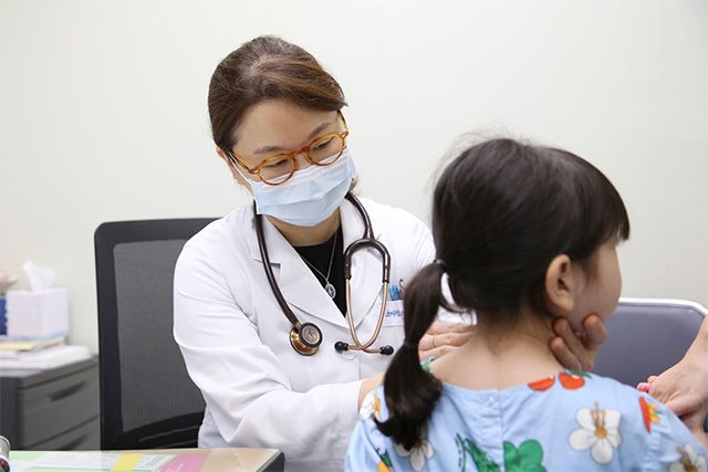 서울아산병원 소아청소년종양혈액과 김혜리 교수(왼쪽)가 소아급성림프모구백혈병 환아를 진료하고 있다. /사진 제공=서울아산병원