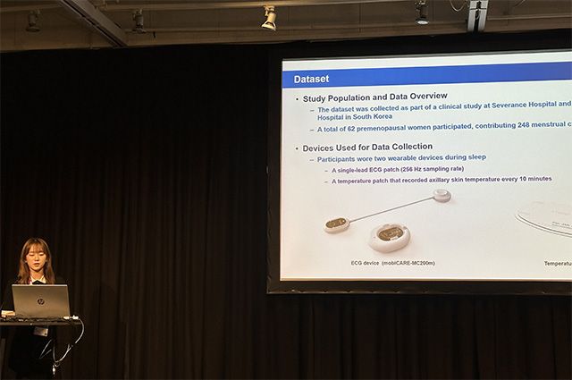 씨어스테크놀로지 김래이 연구원이 덴마크 코펜하겐에서 열린 IEEE EMBC 2025(Engineering in Medicine and Biology Society) 학회에서 모비케어 데이터를 활용한 ‘배란일 예측 AI 모델’ 연구 성과를 주제로 구두 발표를 진행하고 있다. /사진 제공=씨어스테크놀로지