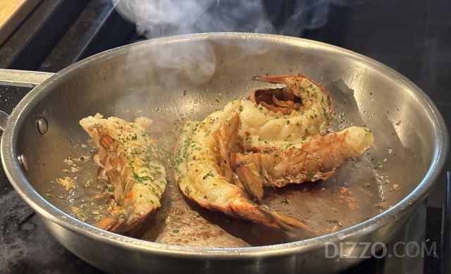 그릴드 랍스터 테일 시연 / 사진=송정현 기자