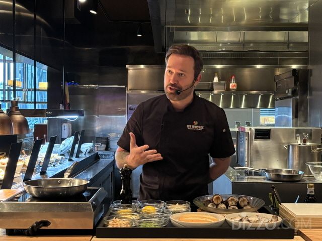 뉴브런즈윅 출신 스타 셰프 데니스 프레스콧(Dennis Prescott)이 12일 콘래드 서울에서 열린 ‘딜리셔스 캐내디언-뉴 브런즈윅’ 미디어 행사에서 랍스터 요리를 직접 시연하고 있다. / 사진=송정현 기자