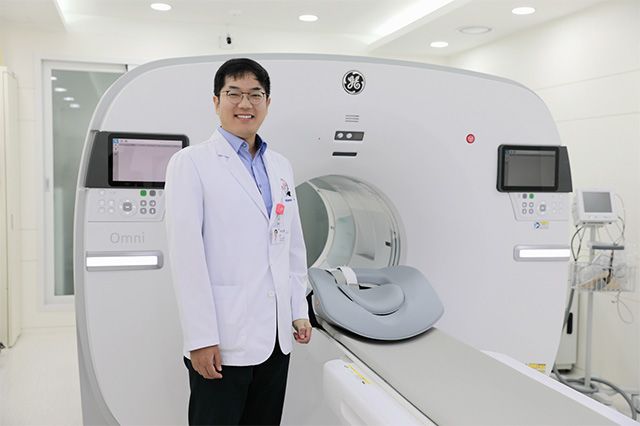 영상의학과 이석현 교수가 3세대 디지털 PET-CT를 설명하고 있다. /사진 제공=한림대강남성심병원
