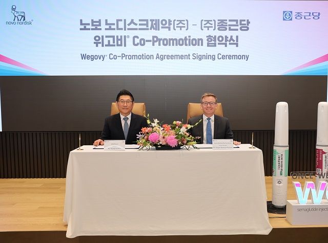 18일 종근당 충정로 본사에서 종근당 김영주 대표(좌)와 한국노보노디스크제약 캐스퍼 로세유 포울센 대표가 위고비 공동판매 계약을 체결하고 있다/사진제공=종근당 