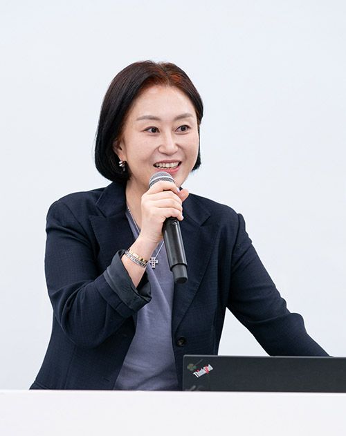 신화숙 아마존 글로벌셀링 코리아 대표가 한국 뷰티 브랜드의 해외 진출 확대를 위한 3개년 성장 전략을 발표하고 있다./사진=아마존 글로벌셀링 코리아