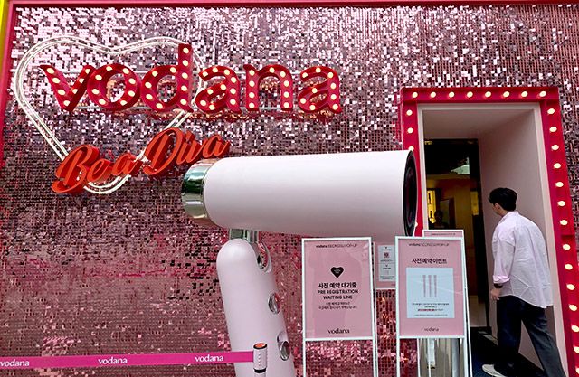 서울 수동에서 열린 헤어브랜드 보다나(VODANA)의 ‘본 투 블로우(Born To Blow)’ 팝업 스토어 입구에 대형 드라이기 모형이 설치되어 있다./사진=김경희