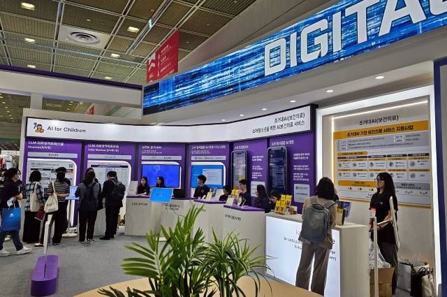 국제 병원 및 헬스테크 박람회(KHF 2025) 디지털헬스케어 특별관 전경. LLM 기반 상담 서비스와 다양한 디지털치료기기가 전시됐다. /사진=김정아 기자