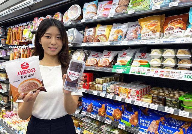 GS25가 서울우유 디저트 신규 라인업으로 ‘서울우유 초코크림빵’, ‘서울우유 초코크림모찌롤’을 선보인다./사진=GS25