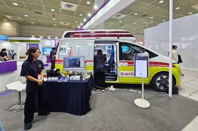 전시장에 전시된 ‘AI 앰뷸런스’. 응급 수송 중 환자 상태와 대화 기록을 병원 의료진에게 실시간 전달한다.