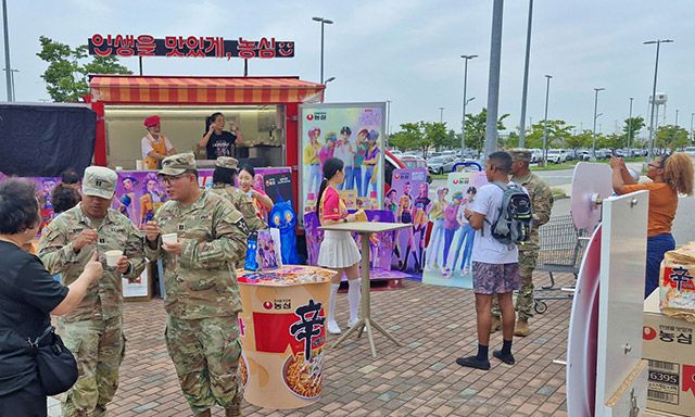 농심은 지난 19일부터 20일까지 경기도 평택에 위치한 미군기지 캠프 험프리스에서 신라면 브랜드 홍보를 위한 푸드트럭 행사를 진행했다./사진=농심