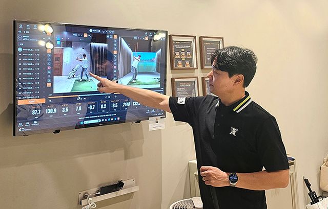 런치 모니터를 보며 골퍼의 문제점에 대해 레슨 중인 박경준 프로.