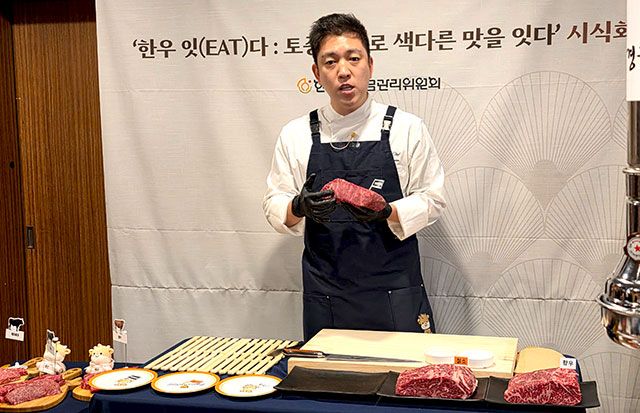 김호윤 셰프가 황우, 칡소, 제우흑우의 품종별 특징을 소개하고 있다./사진=김경희
