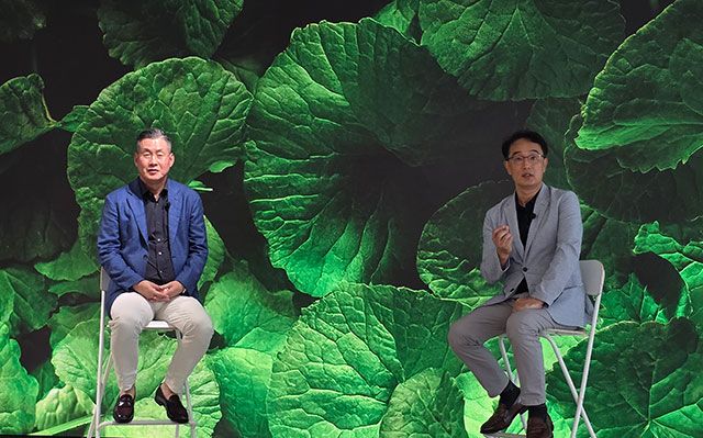 이태희 에스크베이스 대표와 서대방 병풀연구소장이 자이언트병풀의 특징과 스마트팜에 대해 설명하고 있다./사진=김경희