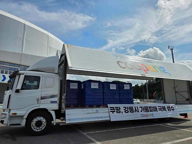 쿠팡은 강릉 시민들을 돕기 위해 생수 2L(리터) 20만병을 대한적십자사를 통해 지원한다./사진=쿠팡