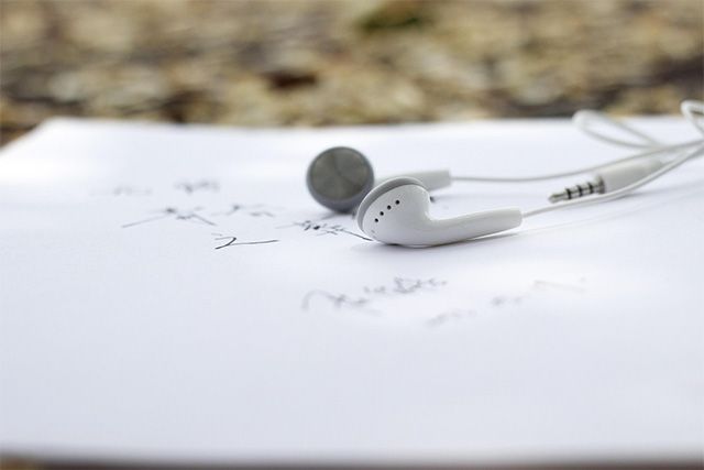 이어폰 장시간 사용은 젊은 층에서 소음성 난청의 주요 원인으로 지목된다. /이미지 출처=픽사베이