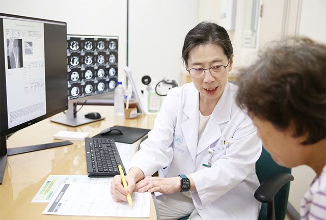 이은주 서울아산병원 노년내과 교수가 노년 환자의 허약 수준에 맞는 운동법을 설명하고 있다. /사진 제공=서울아산병원