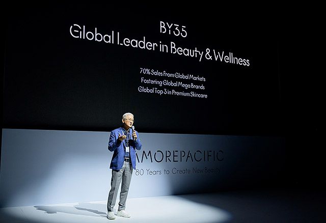 지난 4일 서경배 아모레퍼시픽 그룹 회장이 80주년 창립기념식에서 중장기 비전을 선포하고 있다./사진=아모레퍼시픽