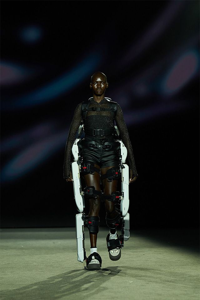 서울패션위크 무대에서 선보인 엔젤로보틱스의 웨어러블 로봇 ‘엔젤렉스 M20’. /사진 제공=엔젤로보틱스