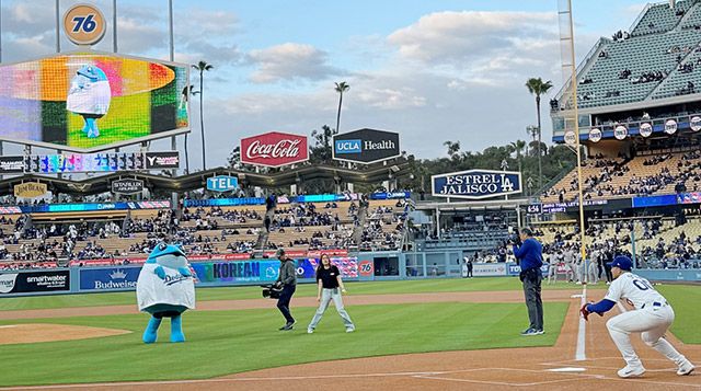 진로(JINRO) 대표 캐릭터인 '두꺼비'가 다저스타디움에서 시구자로 나서고 있다./사진=하이트진로