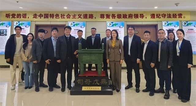 유현승 시지메드텍 대표이사(왼쪽에서 다섯 번째)와 자오징(赵菁) 부창제약 부이사장(오른쪽에서 여섯 번째)이 중국 부창제약 본사에서 리조멧의 중국 사업 협력 방안에 대해 논의한 뒤 기념촬영을 하고 있다. /사진 제공=시지메드텍