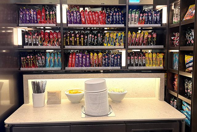 라면 라이브러리는 인천공항 제2여객터미널 253번 탑승구 맞은편 4층에 위치한 대한항공 프레스티지 동편 좌측 라운지 내에 조성됐다./사진=오뚜기