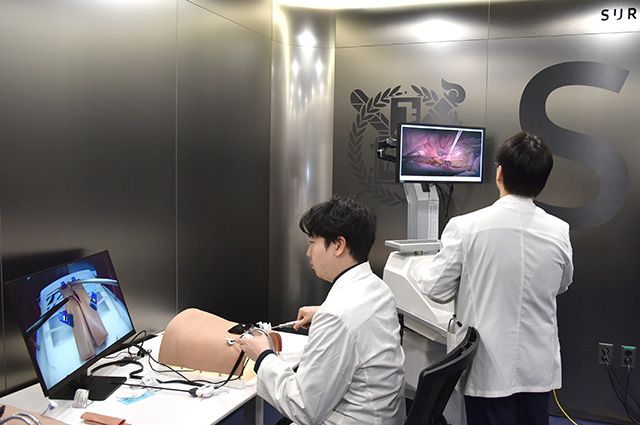 서울대병원 외과 술기교육센터에서 전공의가 모형을 활용해 기본 외과 술기를 반복 훈련하고 있다. /사진 제공=서울대병원