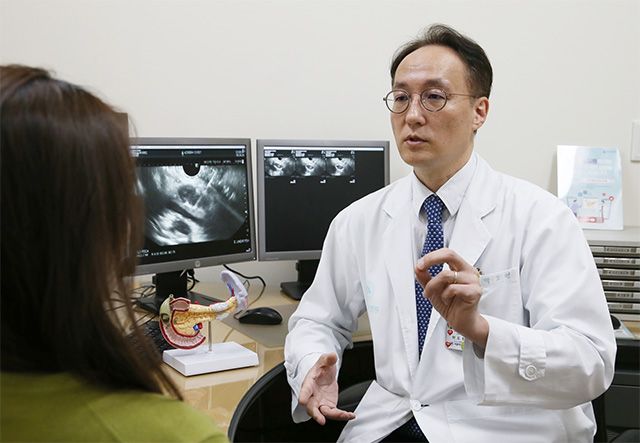 서울아산병원 소화기내과 박도현 교수가 림프종 재발 의심 환자를 진료하고 있다. /사진 제공=서울아산병원