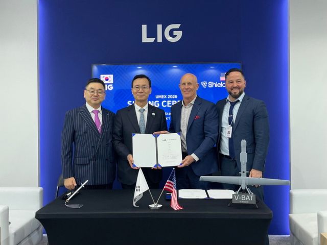 LIG넥스원-쉴드 AI 계약 기념 사진 / 사진 제공=LIG넥스원