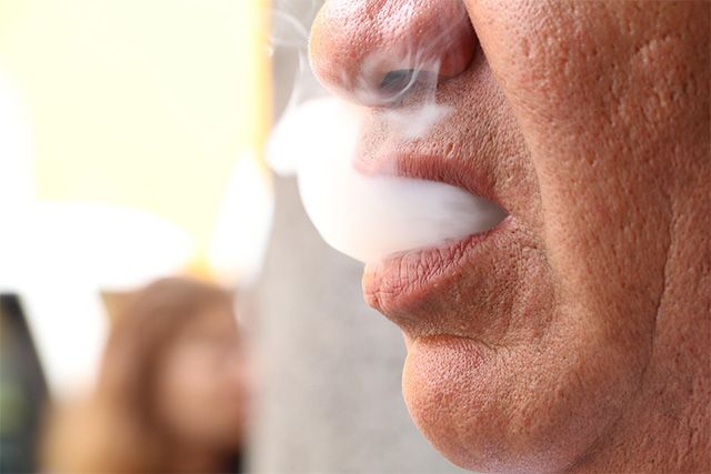 전자담배 사용 시 배출되는 에어로졸은 수증기처럼 보이지만, 니코틴과 각종 화학물질을 포함하고 있다. /사진=픽사베이