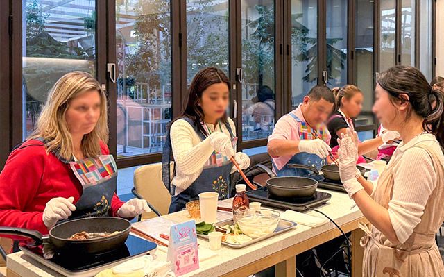 외국인 관광객이 더현대 서울 6층 문화센터 CH 1985에서 한식 쿠킹 클래스에 참여하고 있다./사진=현대백화점