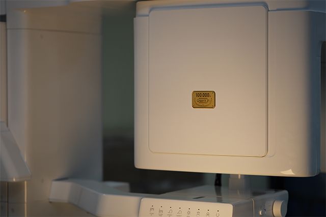 바텍이 치과용 디지털 엑스레이 단일 라인업 누적 생산 10만 대 달성을 기념해 제작한 스페셜 에디션 CT ‘Green X 21’. /사진=바텍