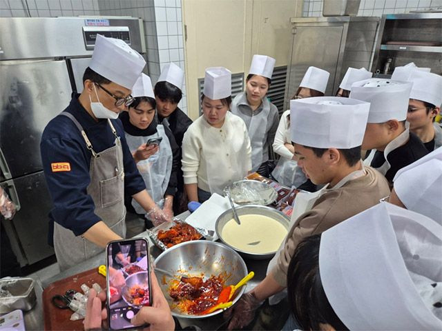 BBQ는 2025년 12월 조선대학교 글로벌학부 외국인 유학생 60여명과 창업동아리 20여명을 초청해 이천 치킨대학에서 치킨캠프 프로그램을 진행했다./사진=제너시스BBQ