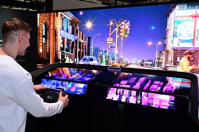 LG전자가 미국 라스베이거스에서 현지시간 6일 개막하는 CES 2026에 참가한다. 모델이 인캐빈 센싱 기술에 AI가 적용된 차량용 비전 솔루션을 체험하고 있다. AI가 운전자의 시선을 분석해 바라보고 있는 곳의 정보를 제공한다./사진=LG전자