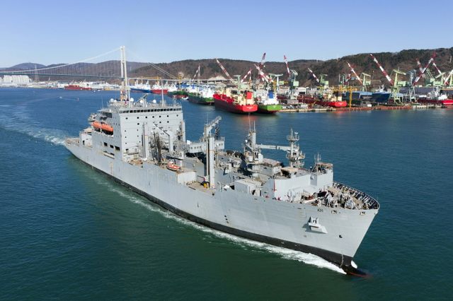 USNS 앨런 셰퍼드함이 정기 정비를 마치고 출항하는 모습 / 사진 제공=HD현대중공업