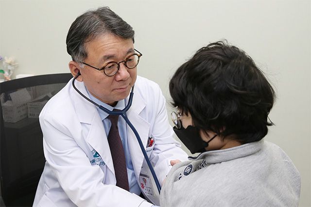 서울아산병원 소아청소년종양혈액과 임호준 교수가 가족 공여자에게 반일치 조혈모세포이식을 받은 재생불량성빈혈 환아를 진료하고 있다. /사진 제공=서울아산병원