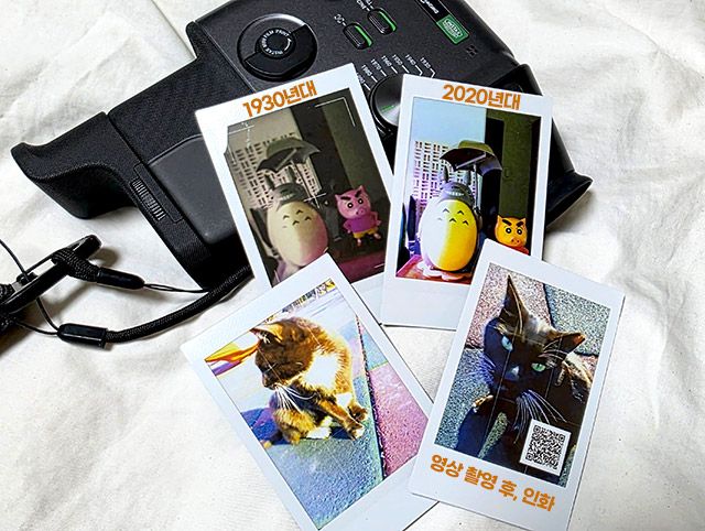 같은 장면을 1930년대와 2020년대 스타일로 인화해 비교했다. 영상 촬영 장면도 사진으로 출력되며, QR 코드를 통해 해당 영상 확인이 가능하다./사진=김경희