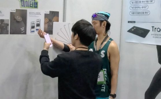 ‘2026 인사이더런’ 행사 현장에서 웨어러블 기기를 착용한 러너의 동작 데이터를 측정하는 모습. /사진=웨이브컴퍼니