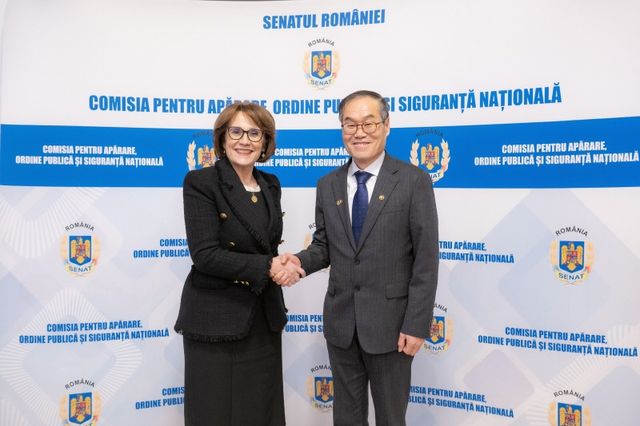 이용철 방위사업청장과 니콜레타 파울리우크 루마니아 상원 국방위원장 / 사진 제공=방위사업청