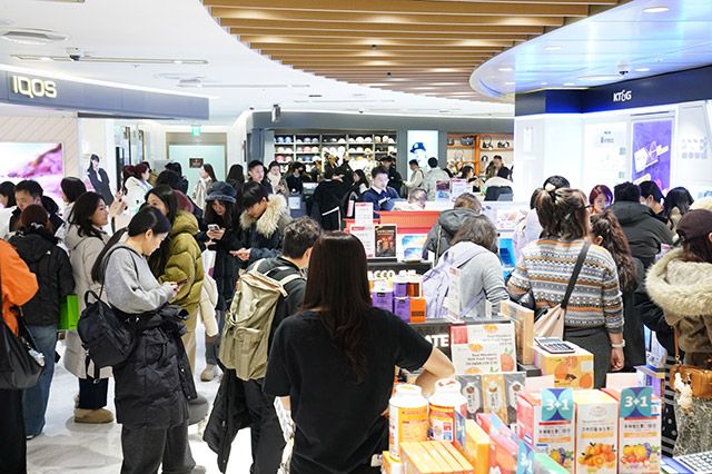 지난 6일 오후 서울시 중구에 위치한 롯데면세점 명동본점에 크루즈 관광객이 방문했다./사진=롯데면세점