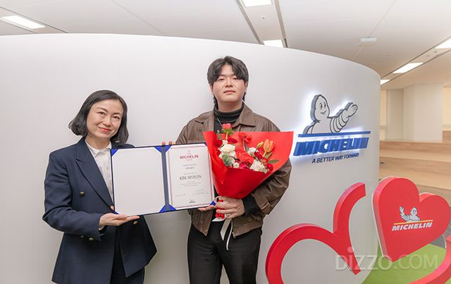 미쉐린코리아 대표 미셸 주(Michelle Zhu)와 최종 당선작 수상자 김면(사진제공=미쉐린 가이드)