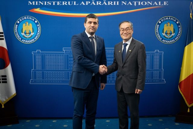 이용철 방위사업청장과 라두 디넬 미루처 루마니아 국방장관 / 사진 제공=방위사업청