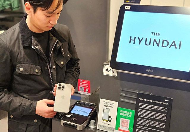 현대백화점 직원이 애플페이 사용을 시현하고 있다./사진=현대백화점
