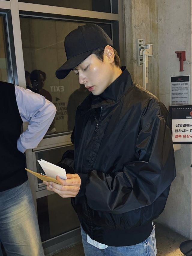 충주시에서 영화 '휴민트' 단독 무대인사를 진행하며, '충주시 홍보대사'로 위촉된 배우 박정민 / 사진 : NEW 공식 인스타그램