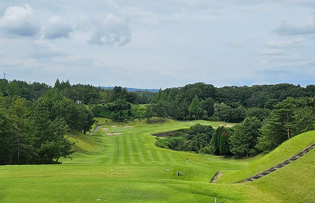잔디가 잘 올라온 봄 시즌의 1번홀 티박스 전경./ 사진 출처=고베 관광국