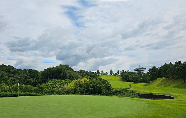 1번홀 그린에서 바라본 좁게 보이는 코스 레이아웃이 인상적이다./ 사진 출처=고베 관광국