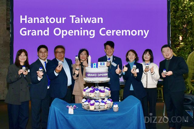 지난 1월 29일 타이베이에서 진행된 대만 지점 오픈식에서 송미선 하나투어 대표이사(오른쪽에서 세번째)가 중화민국교통부관광국 황세방 부서장(오른쪽에서 네번째), 중화민국여행업품질보장협회 소광성 부이사장(왼쪽에서 세번째), 타이베이시여행상업동업공회 진이선 이사장(왼쪽에서 네번째) 등과 함께 기념촬영을 하고 있다.(사진제공=하나투어)