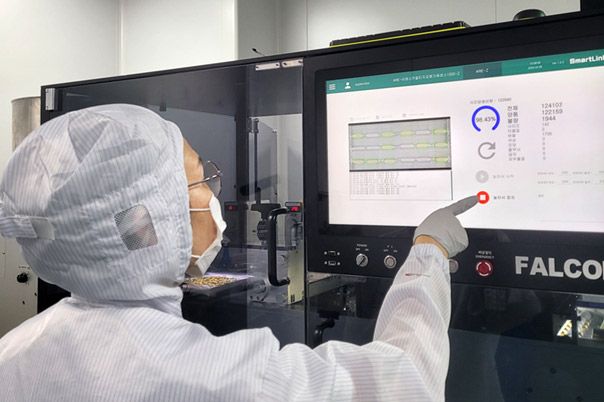 알피바이오 생산직원이 연질캡슐 이물 검출 검사기를 작동하며 품질 데이터를 확인하고 있다. /사진=알피바이오